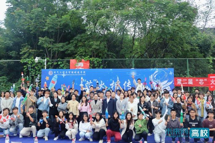 【今日头条】重庆城市科技学院：“水火箭”腾空而起 科技创新热情燃爆校园