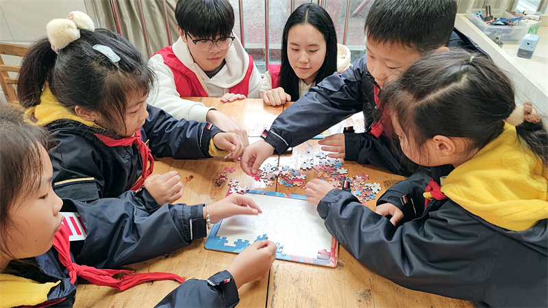 【新浪新闻】重庆城市科技学院志愿者前往上游小学开展国防主题宣讲活动