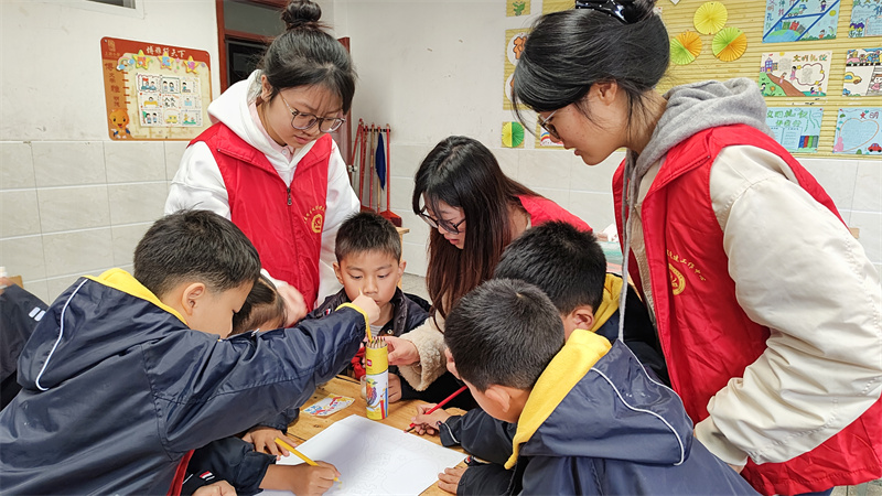 【百度】重庆城市科技学院志愿者前往上游小学开展国防主题宣讲活动