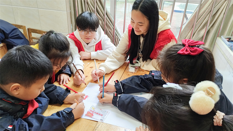 【未来网】重庆城市科技学院志愿者前往上游小学开展国防主题宣讲活动