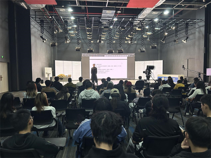 艺术与传媒学院摄影系面向卓越班开展电影艺术系列讲座
