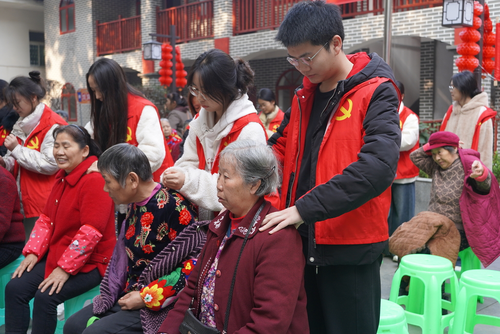 【永川区融媒体中心】重庆城市科技学院：爱心义剪进“双石” 党建服务暖人心