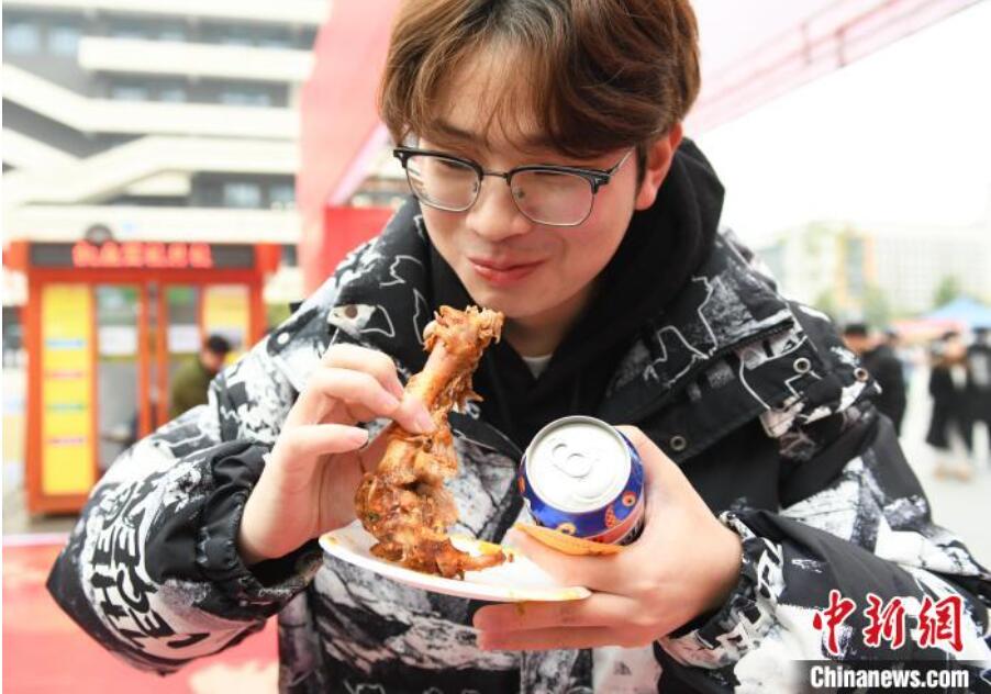 【中国新闻网】重庆城市科技学院：冬至将至 重庆一高校食堂请学生免费吃烤全羊