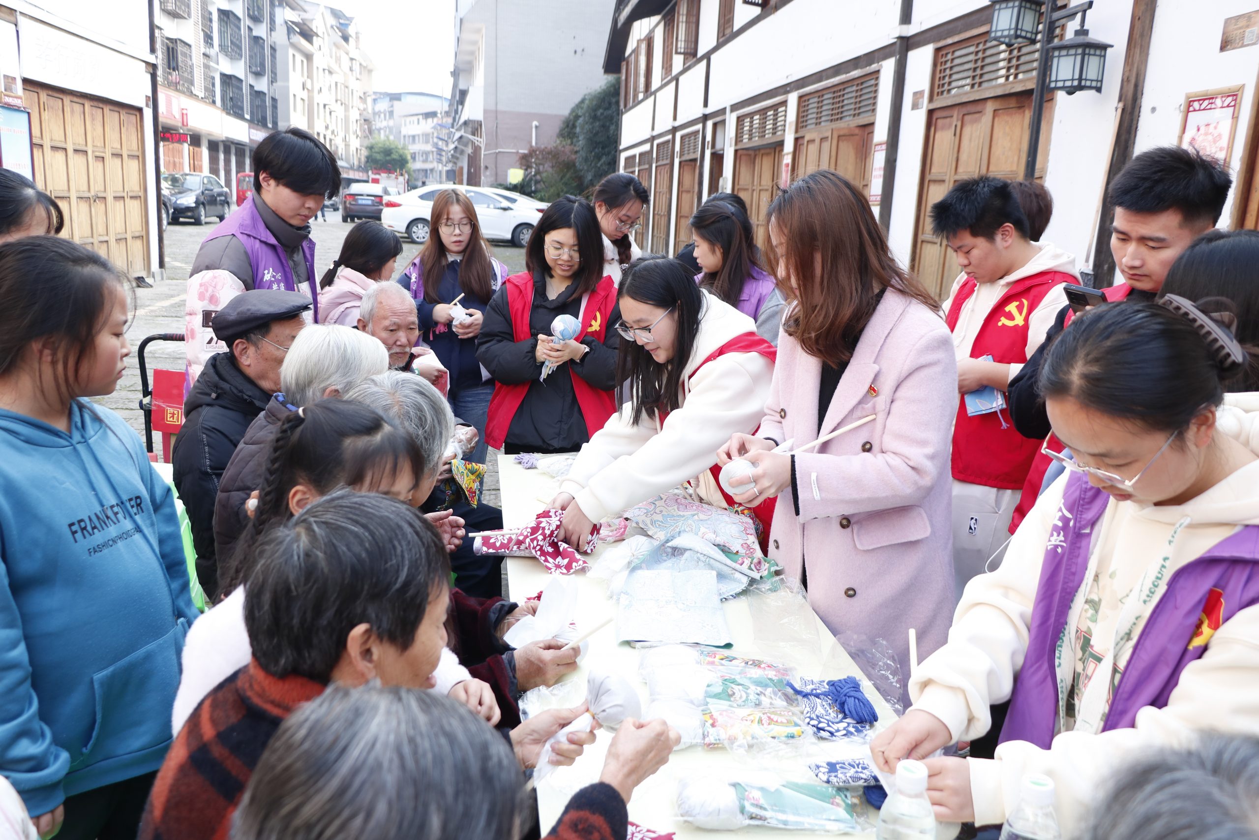 建筑与土木工程学院党团共建开展板桥镇冬日送温暖社区志愿服务活动