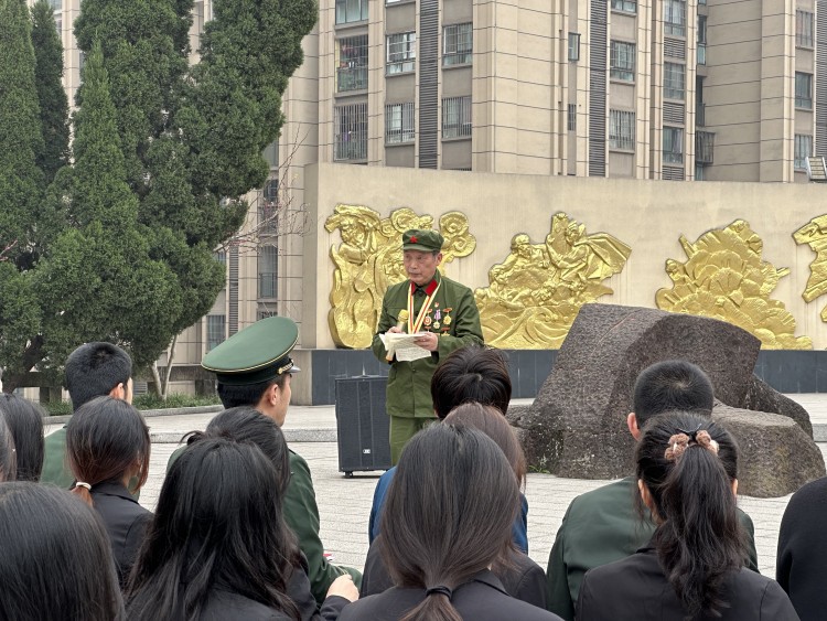 【上游新闻】“年轻人要珍惜现在的生活！”老兵与重庆城市科技学院学生面对面