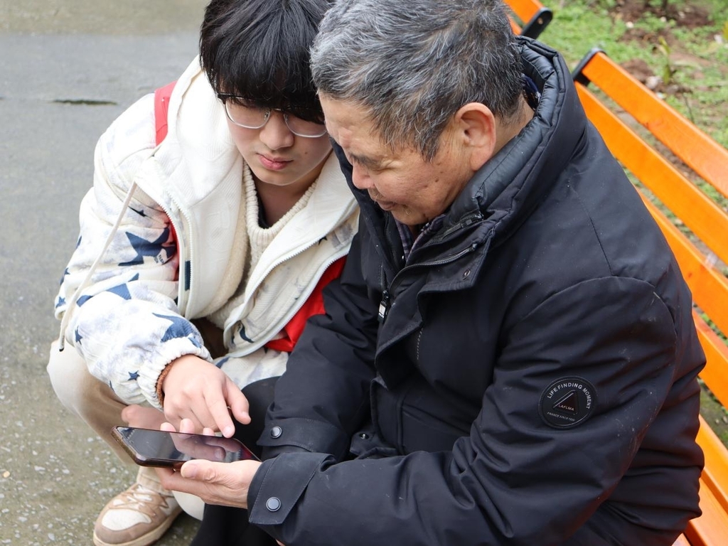【第1眼TV-华龙网】专业知识结合志愿服务 重庆高校学子用AI赋能公益活动