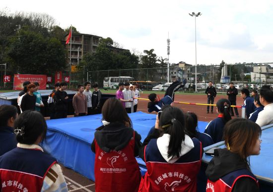 【中国新闻网】重庆永川16名特殊儿童走进高校体验大学生活