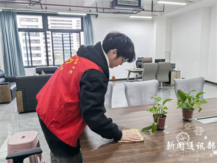 人工智能与大数据学院开展清扫校园志愿服务活动