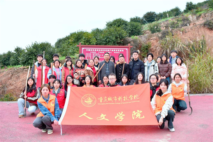 人文学院开展校外“播撒绿意，绿满山川”植树节活动