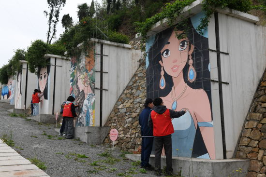 【中新网】重庆：高校师生与特殊儿童一起涂鸦用画笔展现美丽乡村