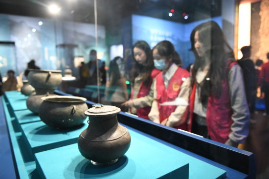 【中新网】重庆高校“青马工程”学员三峡博物馆“寻宝”