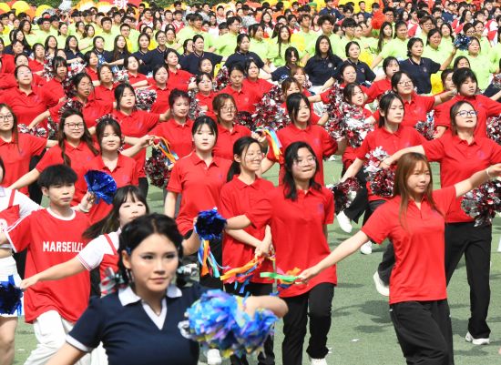 【中国新闻网】重庆城市科技学院千人齐跳减重操倡导全民积极健身