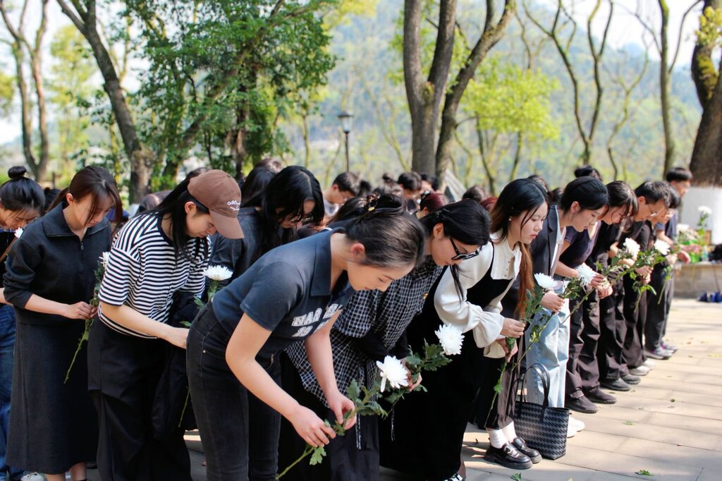 【重庆日报】在渝高校青年学子开展缅怀革命先烈、探寻清明文化活动