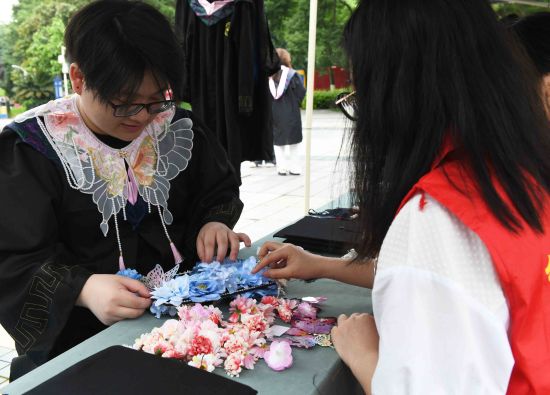 【中国新闻网】重庆城市科技学院举行毕业季活动